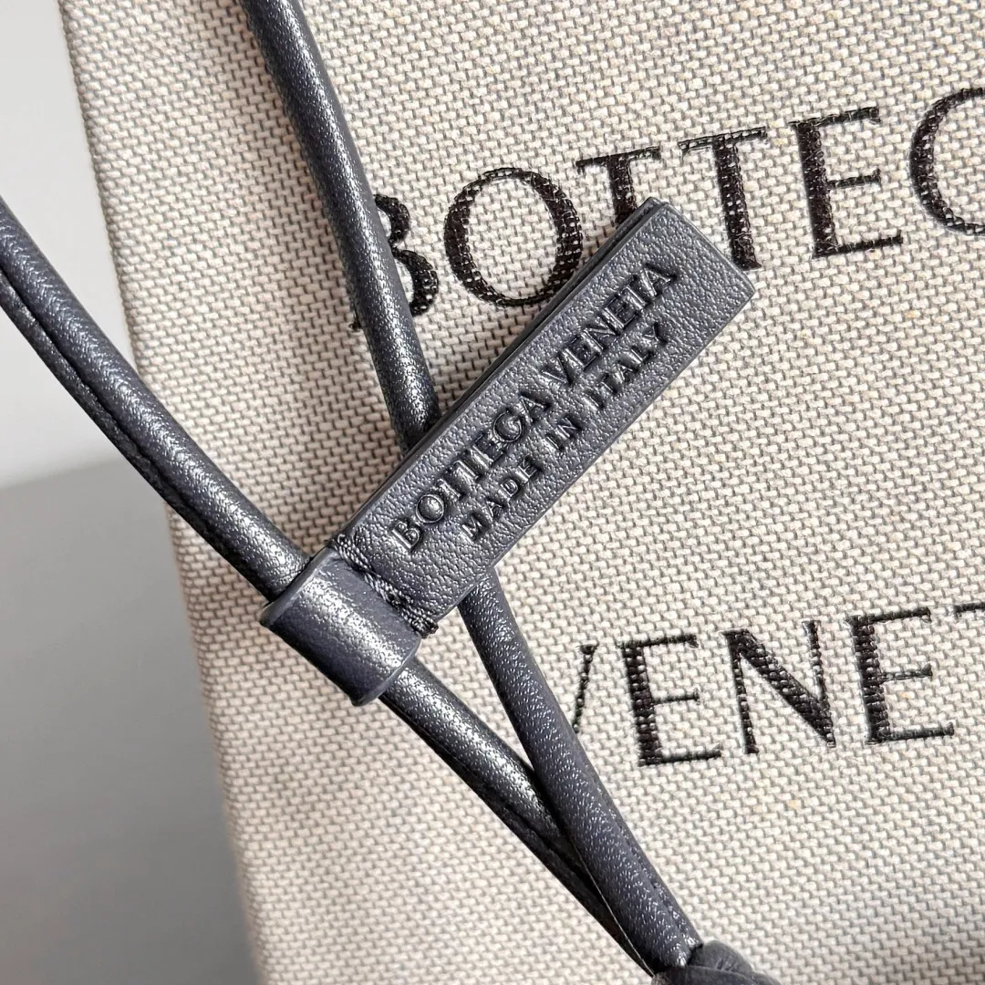Batch 420 Let’s see what new cute little thing BV has released~ It’s this letter pendant, which is different from the puppy pendant. The weaving of this letter is more three-dimensional, and the material is very solid, and it is not easy to deform even if it is folded. Style number: W